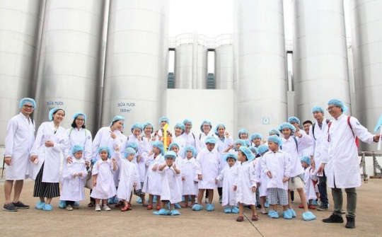 Vinamilk tổ chức cho con của nhân viên tham quan siêu nhà máy sữa