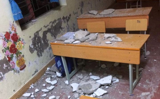 Hải Phòng:  3 học sinh lớp 1 nhập viện vì vữa trần phòng học rơi trúng đầu