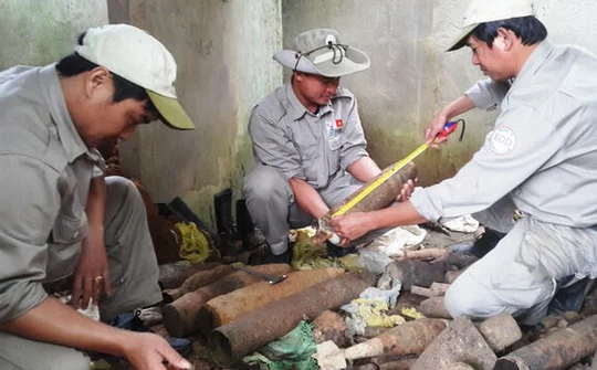 Gần 1.000 đầu đạn, bom được phát hiện trong căn nhà hoang ở Quảng Trị