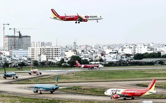 Nhiều máy bay đi đến Tân Sơn Nhất bị chiếu tia laze