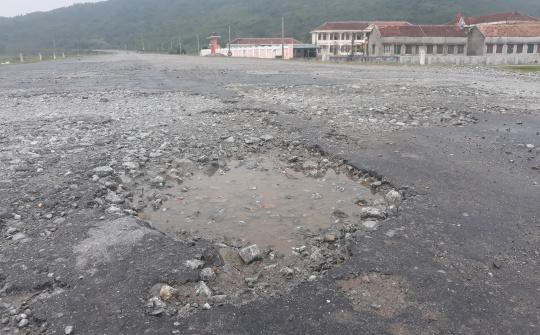 Hà Tĩnh: Cận cảnh con đường 'đau khổ' giữa trung tâm KKT Vũng Áng