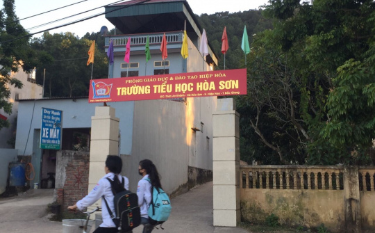 Hiệp Hoà (Bắc Giang):  Tính mạng hàng trăm giáo viên, học sinh “cheo leo” trước miệng “tử thần”!?