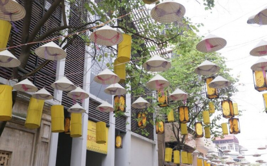 Con đường nón lá độc đáo giữa lòng Hà Nội 