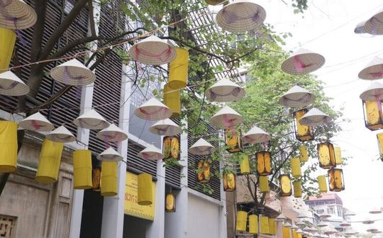 Con đường nón lá độc đáo giữa lòng Hà Nội 