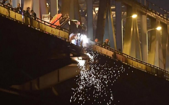 Đã xác định chủ nhân của chiếc xe Mercedes lao xuống sông Hồng