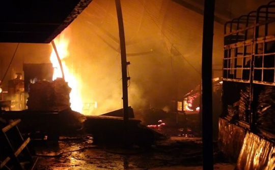 Người dân sơ tán trong đêm do hỏa hoạn tại Bình Dương