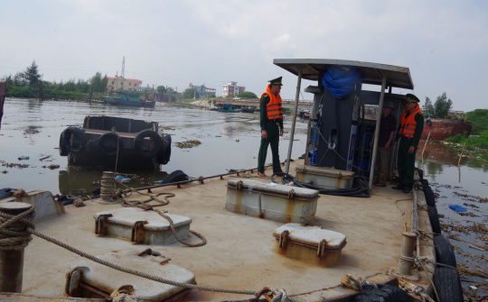 Nam Định: Bộ đội Biên phòng bắt 2 tàu chuyển tải dầu trái phép