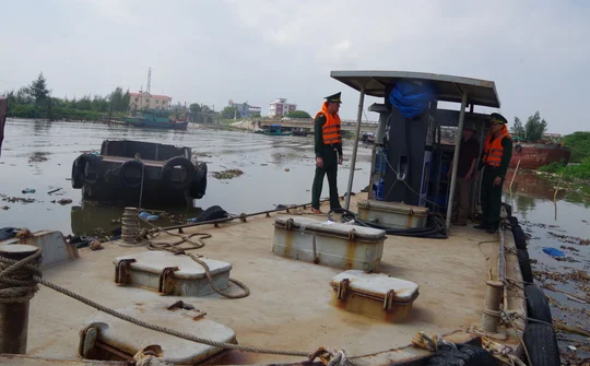 Nam Định: Bộ đội Biên phòng bắt 2 tàu chuyển tải dầu trái phép