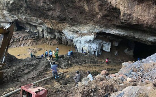 Sập hầm vàng trái phép ở Hòa Bình, 2 người mắc kẹt, chủ bãi vàng bị tạm giữ để điều tra