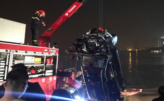 Thông tin mới vụ xe Mercedes lao xuống sông Hồng, 2 người tử vong