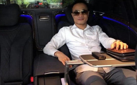 Từ cậu sinh viên nghèo đến đại gia đi siêu xe Maybach