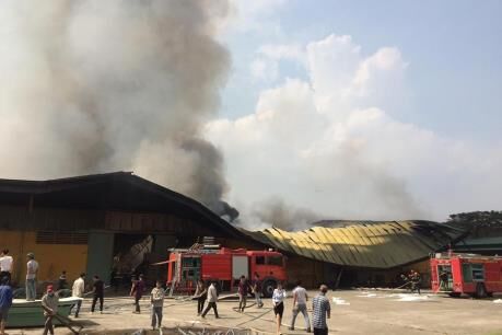 Cháy lớn tại xưởng sản xuất nhựa, gỗ ở Hưng Yên