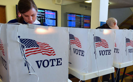 Mở màn cuộc bầu cử giữa nhiệm kỳ ở Mỹ với mưa gió và trục trặc kĩ thuật