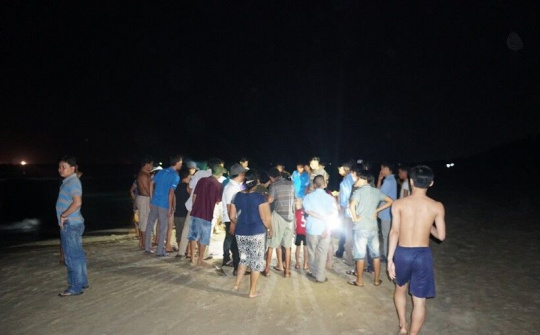 1 học sinh lớp 10 bị sóng cuốn trôi khi tắm biển ở Quảng Ngãi