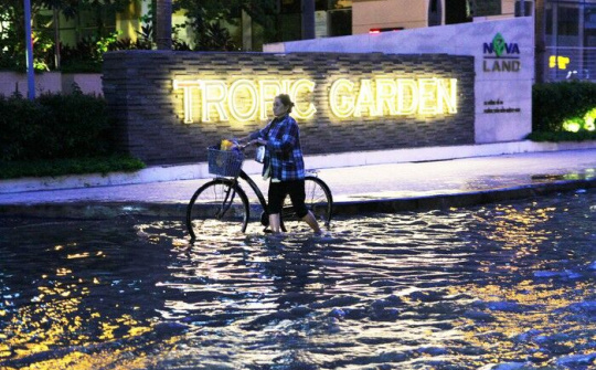 Triều cường lại tiếp tục dâng cao ở Sài Gòn, khu Thảo Điền ngập lênh láng