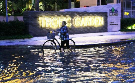Triều cường lại tiếp tục dâng cao ở Sài Gòn, khu Thảo Điền ngập lênh láng