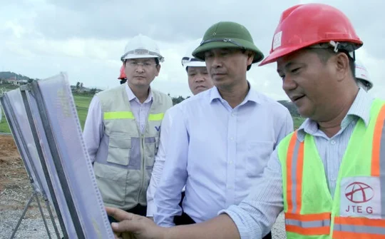Thứ trưởng Bộ Giao thông Vận tải thị sát cao tốc Đà Nẵng - Quảng Ngãi