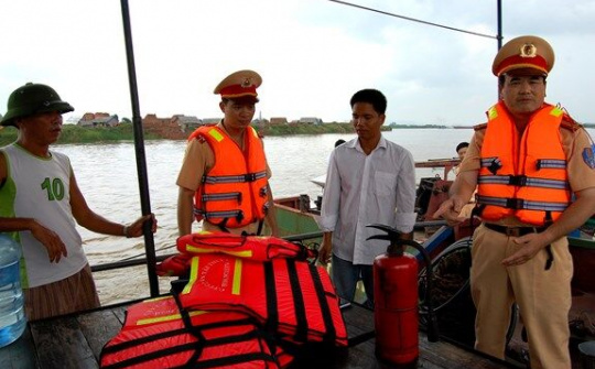 Tăng cường công tác kiểm tra, xử lý phương tiện thủy vi phạm trên sông Hồng