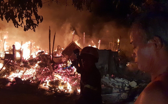 Sài Gòn: Hàng chục người tháo chạy vì khu lán trại cháy trong đêm