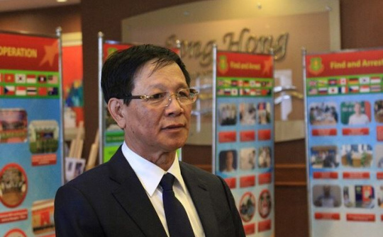 Cảnh sát áp giải cựu Trung tướng Phan Văn Vĩnh về trại giam