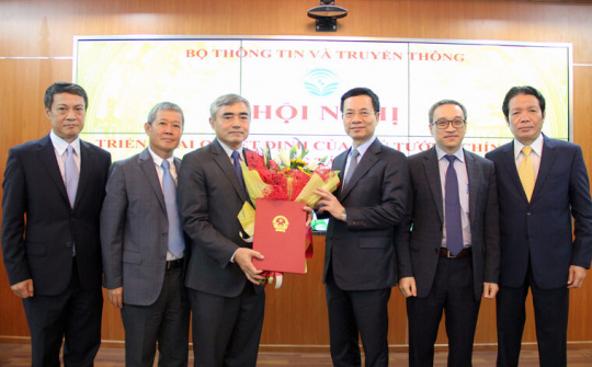 Bộ trưởng Nguyễn Mạnh Hùng trao Quyết định công tác cán bộ cho Thứ trưởng Nguyễn Minh Hồng