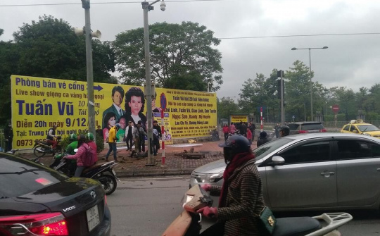 Hà Nội: Bốt điện ngầm trên đường Phạm Hùng phát nổ 