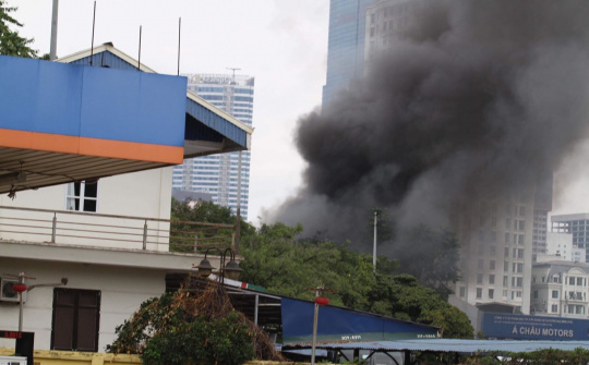 Cháy lớn tại gara ô tô gần Liên đoàn Bóng đá Việt Nam