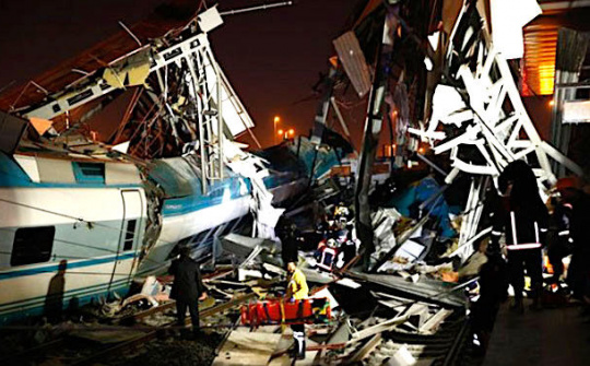 Tàu cao tốc đâm cầu vượt tại Thổ Nhĩ Kỳ, 47 người thương vong