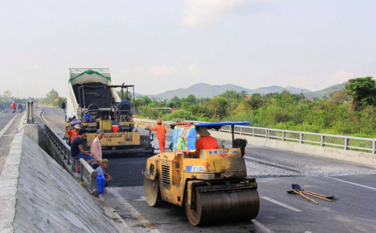 Khắc phục vá ổ gà, hư hỏng mặt đường QL1