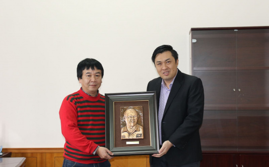 CĐV Việt Nam tặng HLV Park Hang-seo bức chân dung gò đồng