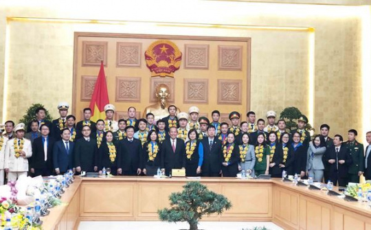 Phó thủ tướng Trương Hòa Bình trao giải cho cán bộ, công chức, viên chức trẻ giỏi toàn quốc năm 2018