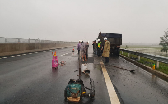 Thiết lập 'cảnh giới ổ gà', ATGT trên quốc lộ đến tận cấp xã