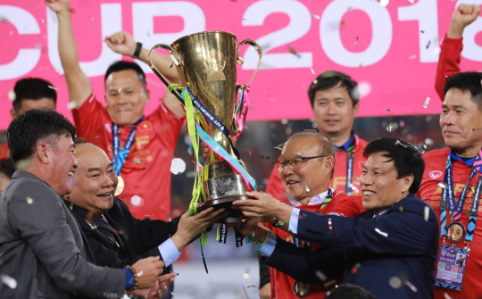 Khoảnh khắc Thủ tướng Nguyễn Xuân Phúc trao cúp vô địch cho ĐT Việt Nam