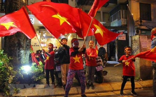 Người dân cả nước 'say' với chiến thắng của đội tuyển Việt Nam