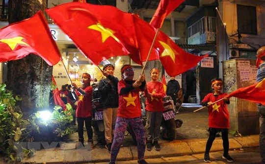 Người dân cả nước 'say' với chiến thắng của đội tuyển Việt Nam