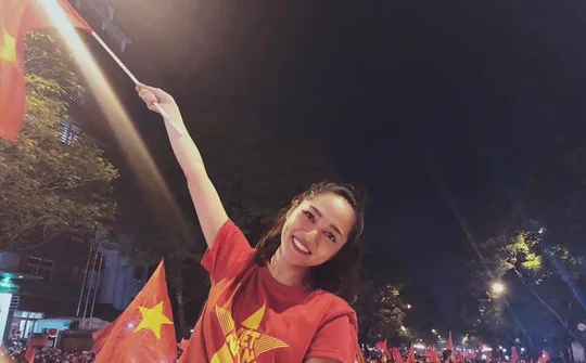 Hình ảnh đẹp khi sao Việt mừng tuyển Việt Nam vô địch AFF Cup