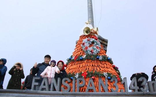 Du khách đổ lên Fansipan chiêm ngưỡng 'cây thông Noel đẹp nhất châu Âu'