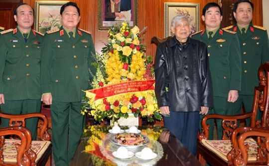 Đại tướng Ngô Xuân Lịch thăm, chúc sức khỏe nguyên Tổng Bí thư Lê Khả Phiêu