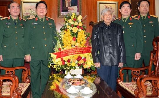 Đại tướng Ngô Xuân Lịch thăm, chúc sức khỏe nguyên Tổng Bí thư Lê Khả Phiêu