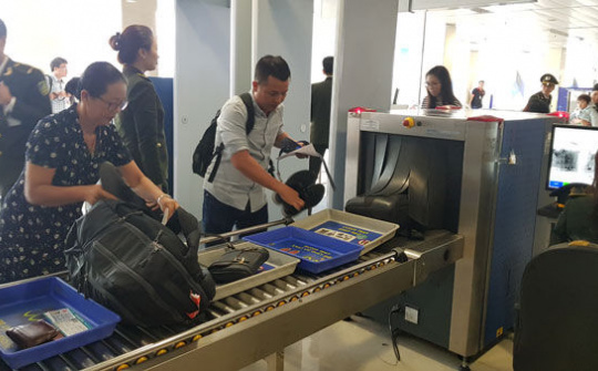 'Siết' buôn lậu qua đường hàng không cận Tết