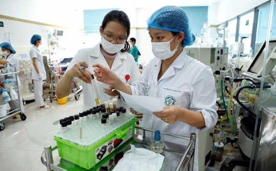 Thủ tướng trả lời chất vấn về chế độ, chính sách đối với cán bộ Y tế