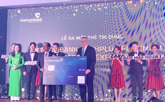 Vietcombank và American Express ra mắt sản phẩm thẻ cao cấp