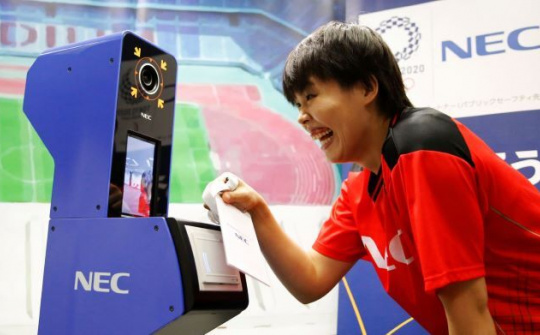 Thử nghiệm thanh toán nhận diện khuôn mặt tại cửa hàng tiện lợi 