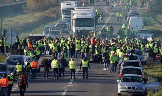 Người biểu tình Pháp chặn đường cao tốc, đốt phá trạm thu phí