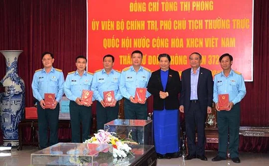 Phó Chủ tịch Thường trực Quốc hội Tòng Thị Phóng thăm Bộ Tư lệnh Vùng 3 Hải quân