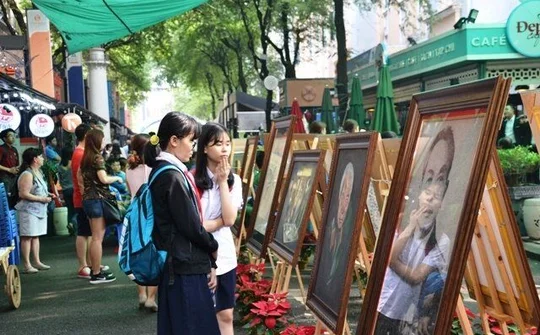 Khai mạc triển lãm 'Theo bước chân bộ đội Cụ Hồ'