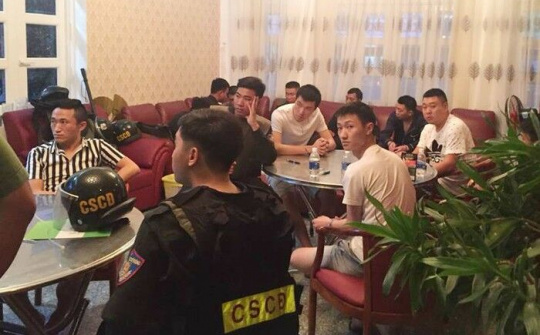 Triệt phá ổ nhóm người Trung Quốc thuê biệt thự để làm thẻ ngân hàng giả