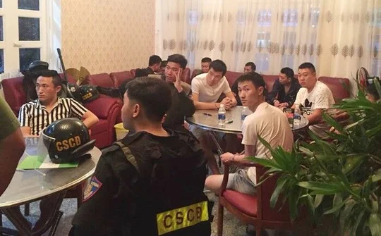 Triệt phá ổ nhóm người Trung Quốc thuê biệt thự để làm thẻ ngân hàng giả
