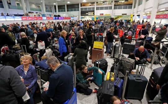 Anh: Sân bay Gatwick hủy 760 chuyến bay vì thiết bị bay không người lái