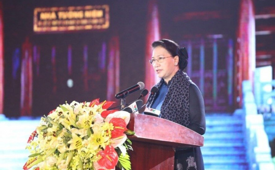 Chủ tịch Quốc hội dự chương trình dâng hương tưởng niệm 60 liệt sĩ Đại đội TNXP 915